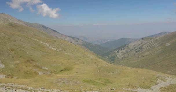 マケドニアの美しい山々 岩の緑と山の範囲は 美しい石 山の峰 風景山 崖やテクスチャの空と 高品質4K映像 — ストック動画