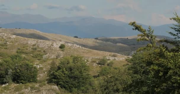 Schöne Berge Mazedoniens Gebirgsketten Mit Viel Grün Auf Den Felsen — Stockvideo