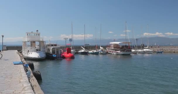 Lago Ohrid Macedonia Los Barcos Están Aparcados Cerca Orilla Lago — Vídeos de Stock
