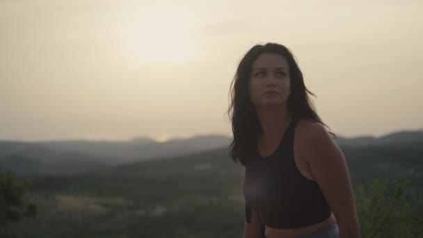 Primer Plano Una Chica Con Una Mochila Senderismo Las Montañas — Vídeo de stock