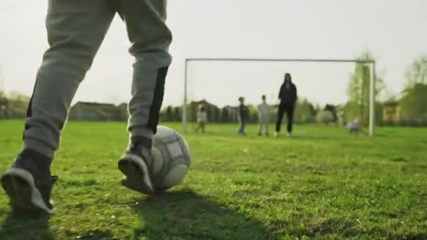 Maman Avec Des Enfants Jouant Football Stade Slow Motion Vidéo — Video