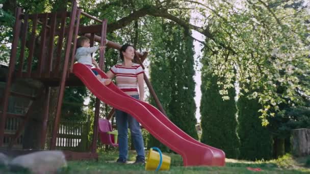Madre Figlia Caucasiche Nel Parco Giochi Video Rallentatore Una Madre — Video Stock