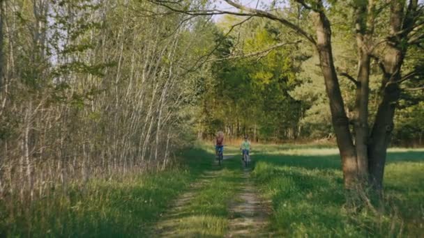 Семья Ездит Велосипедах Парку Мама Сын Подросток Вместе Прогуливаются Лесу — стоковое видео