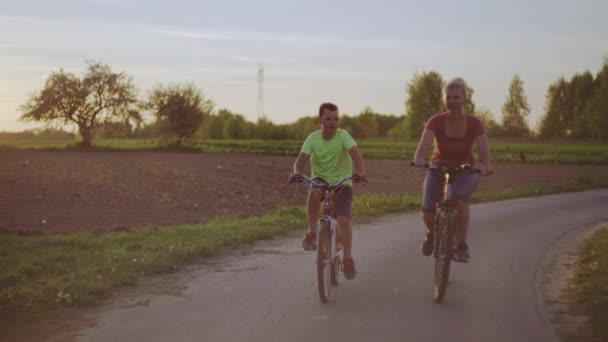 Fröhliche Fröhliche Familie Mit Fahrrädern Park Frau Und Kind Fahren — Stockvideo