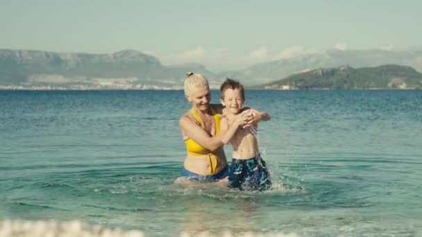 Filmik Stylem Życia Mamy Syna Pluskających Się Oceanie Dziecko Kobietą — Wideo stockowe