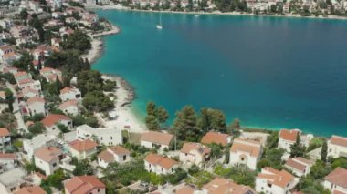 Hırvatistan 'ın turistik adalarının havadan görünüşü. Adriyatik kıyısında evleri, kıyıları ve rıhtımlara demirlemiş tekneleri olan şehir manzarası..