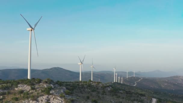 Temiz Elektrik Yel Değirmenlerinin Havadan Görünüşü Güzel Bir Dağ Manzarasında — Stok video