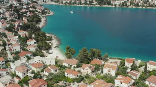 克罗地亚旅游岛屿的空中景观 亚得里亚海沿岸有房屋 海滩和停泊在码头上的船只的城市景观 — 图库视频影像