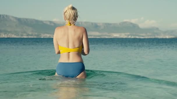 Filmik Starszą Kobietą Wchodzącą Oceanu Nurkującą Wodzie Piękna Europejka Pływa — Wideo stockowe