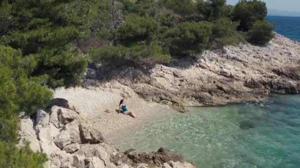 Vista Aérea Chica Vacaciones Junto Mar Acostado Playa Mujer Traje — Vídeo de stock