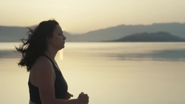 Close Chka Womans Face Running Ocean Shore Sunrise Woman Jog — Vídeo de stock