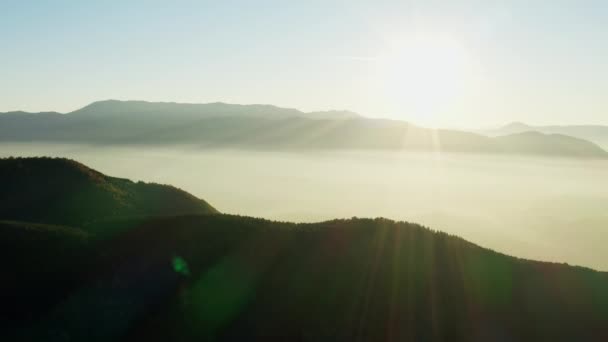 Vista Aérea Sol Fumaça Nuvens Uma Paisagem Com Picos Que — Vídeo de Stock