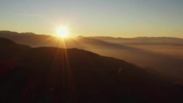 Tiro Aéreo Pôr Sol Montanha Drone Leva Cadeias Montanhas Picos — Vídeo de Stock