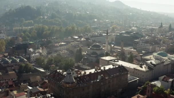Drone Terbang Atas Masjid Bersejarah Dengan Menara Berdiri Pusat Kota — Stok Video