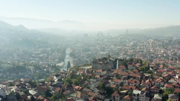 从空中向波斯尼亚和黑塞哥维那射击 以历史建筑 山丘上的房屋 河流和山脉为背景的欧洲城市中心地带城市景观的无人机视频 — 图库视频影像