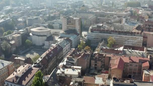 萨拉热窝的空中景观波斯尼亚和黑塞哥维那 无人机带着老房子 街道和河流在市中心上空飞行 城市景观的美丽视频 — 图库视频影像