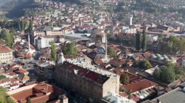 Saraybosna, Bosna-Hersek havadan görünüyor. Şehir merkezinde büyük vintage pencereli eski bir binanın insansız hava aracı videosu. Şehir manzarası.