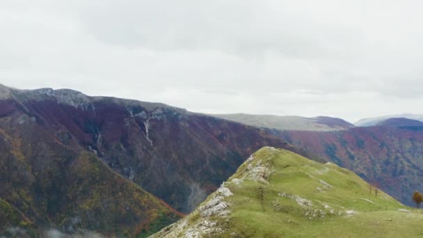 Flygfoto Över Bergstopp Med Utsikt Över Dalen Där Det Finns — Stockvideo