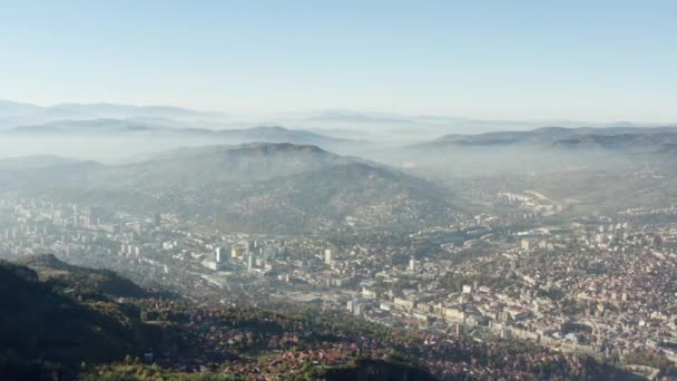 Ilmakuva Sarajevo Bosnia Hertsegovina Lennokki Lento Yli Vuorten Vuoristojen Kanssa — kuvapankkivideo