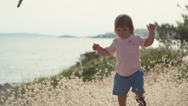 Onnellinen Pieni Tyttö Hymyilee Kävelyllä Luonnossa Vapaa Lapsuuden Vapaus Tyttö — kuvapankkivideo
