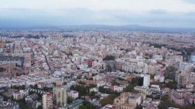 Şehir insansız hava aracı 4K videosu. İspanya 'nın Palma kentinin havadan görünüşü, caddeleri ve tarihi binaları, arka planda dokulu gökyüzü ve dağları olan merkez kamarası. Yüksek kalite 4k görüntü