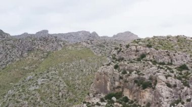 Rocky dağları dron 4K video. Uçurum manzaralı kayalık tepeler, tepeler, güzel bir manzarada çim ve çalı yetiştiren tepeler. Yüksek kalite 4k görüntü