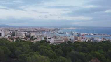 Avrupa kıyı şeridi dron 4K video. Akdeniz kıyısındaki bir kentte, kayıkların durduğu bir liman ve Palma İspanya 'nın kıyısındaki eski kayaların bulunduğu deniz manzarası. Yüksek kalite 4k görüntü
