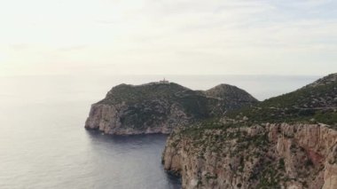 Kaya kıyısı dron 4K video ile deniz manzarası. Akdeniz 'in dalgalarının çarptığı bir kayanın havadan görünüşü. Güzel bir manzara videosu. Yüksek kalite 4k görüntü