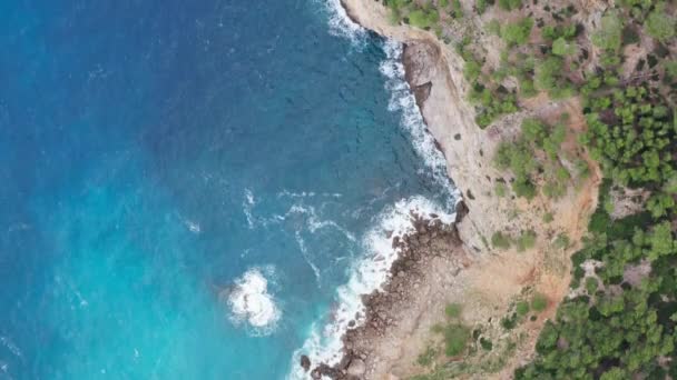 Deniz Kıyı Dronu Video Akdeniz Dalgaları Güzel Bir Manzarada Dağların — Stok video