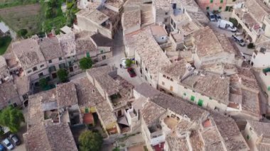 Avrupa 'nın eski dron 4K videosunun mimarisi. Tarihi binaların ve ağaçların yetiştiği caddelerde kiremitli çatıları olan evlerin olduğu havadan bir manzara. Yüksek kalite 4k görüntü