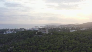Dron 4K videosunun tepesinde bir kale olan dağların manzarası. Palma İspanya 'nın arka planında eski tarihi kale ve deniz kenti bulunan dağların havadan görünüşü. Yüksek kalite 4k görüntü