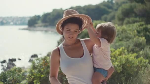 Mamá Juega Con Hija Junto Mar Hermosa Naturaleza Feliz Infancia — Vídeos de Stock