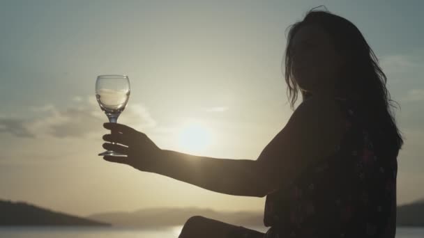 Повільне Відео Дівчини Келихом Вина Біля Моря Заході Сонця Красива — стокове відео