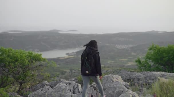 Sensazione Libertà Montagna Solo Con Natura Ragazza Mentre Cammina Sulla — Video Stock