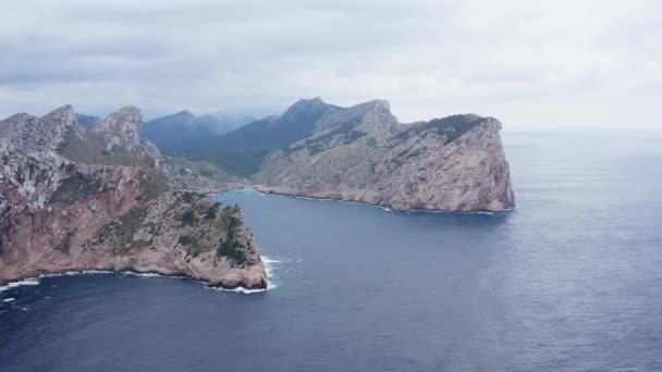 Landschaft Meer Und Berge Dron Video Luftaufnahme Von Bergketten Mit — Stockvideo