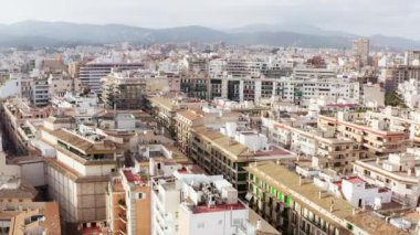 Eski Avrupa İHA 4K videosunun mimarisi. Kiliseleri olan tarihi şehir merkezinin havadan görünüşü, Palma İspanya 'da kırmızı çatıları olan evler. Yüksek kalite 4k görüntü