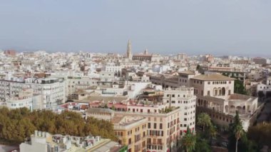 Palma İspanya dron 4K videosunun tarihi bölümü. Merkezi caddelerin havadan görünüşü, eski ve yeni evlerin güzel mimarisi. Yüksek kalite 4k görüntü