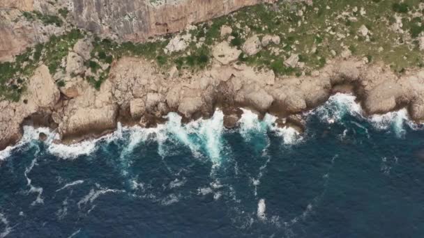 Волны Разбиваются Скалистый Береговой Дрон Видео Вид Воздуха Море Красивом — стоковое видео