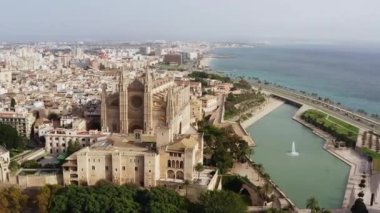 Palma Katedrali dronu 4K video. Akdeniz kıyısındaki tarihi bir bölgenin merkezinde, mimari açıdan güzel bir yerde duran eski bir kilisenin hava manzarası. Yüksek kalite 4k