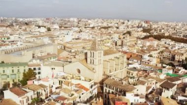 Mallorca dron 4K videosundaki eski Palma kasabası. Merkezi caddelerde ve mahallelerde evleri ve kiliseleri olan tarihi bir şehir. Yüksek kalite 4k görüntü