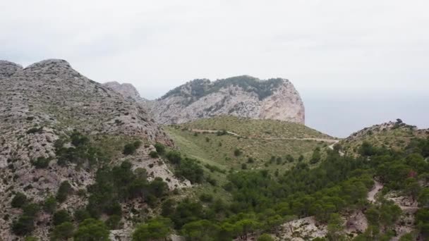 Ορεινό Τοπίο Νησί Μαγιόρκα Ισπανία Dron Βίντεο Αεροφωτογραφία Οροσειρών Βράχια — Αρχείο Βίντεο