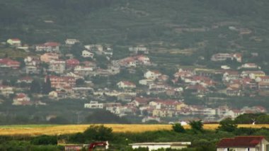 Şehir manzarası ve uçak pistten kalkıyor. Havaalanından kalkan bir uçağın yavaş çekim videosu..