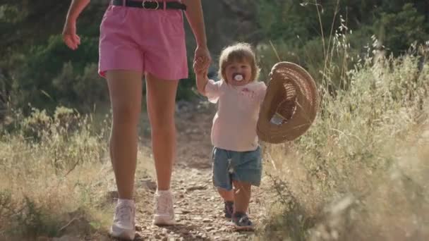 Menina Primeiros Passos Natureza Vídeo Câmera Lenta Uma Mãe Andando — Vídeo de Stock