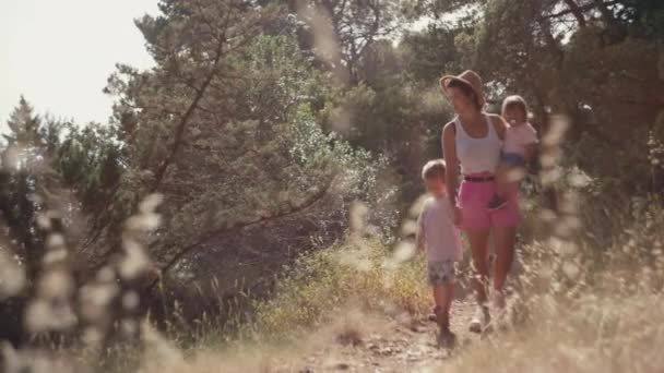 Мама Детьми Вместе Прогулке Парке Счастливые Дети Родители Проводят Выходные — стоковое видео