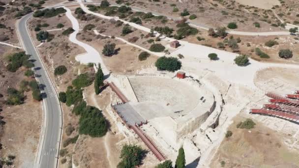 Lot Drona Nad Ruinami Starego Zabytkowego Amfiteatru Który Stoi Górze — Wideo stockowe