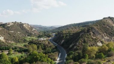 İnsansız hava aracı, Akdeniz 'deki bir adada dağ sıraları ve tepelerin üzerinden uçarak çalılar ve kozalaklı ağaçlarla kaplanır. Kıbrıs dağlarının havadan görünüşü. Yüksek kalite 4k