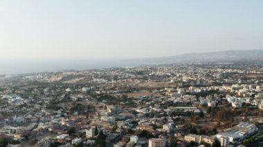 Paphos Kıbrıs havadan görüşü. Tarihi ve turist kenti üzerinde sokakları, yolları, evleri, otelleri olan İHA uçuşu. Güzel şehir manzarası. Yüksek kalite 4k görüntü