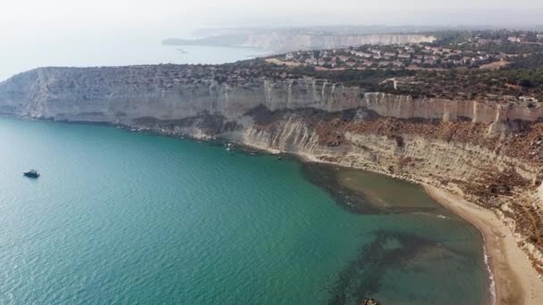 촬영은 키프로스를 중해의 파도에 씻겨진 모래가 고품질 — 비디오