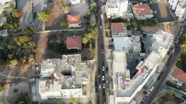 Kıbrıs Rum Kesimi hava manzaralı. Yolun geçtiği ve arabaların gittiği yüksek binaları olan metropolün şehir manzarası. Yüksek kalite 4k görüntü