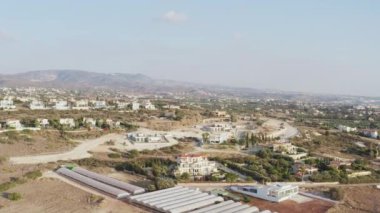 Güzel bir manzaradaki tarımsal alanların havadan görünüşü. Mandalina ağaçlarının ve muzların tarlalarda büyüdüğü drone video tarlaları. Yüksek kalite 4k görüntü